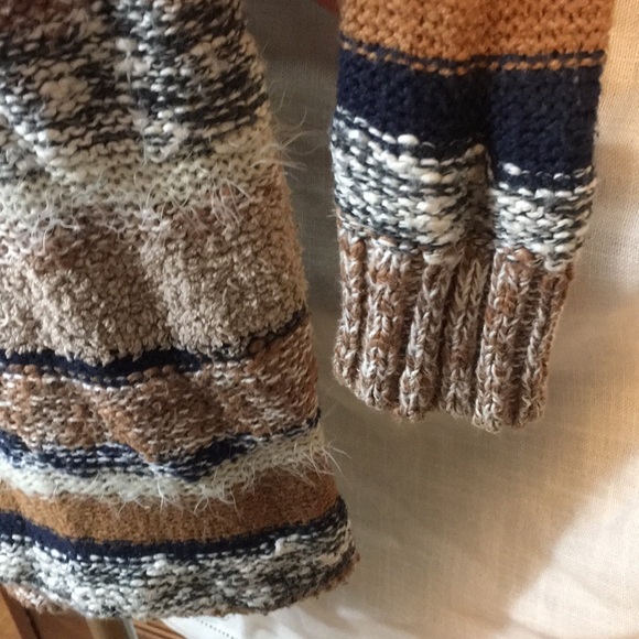 American Eagle Outfitters Plush Fuzzy Sweater - Picture 5 of 6